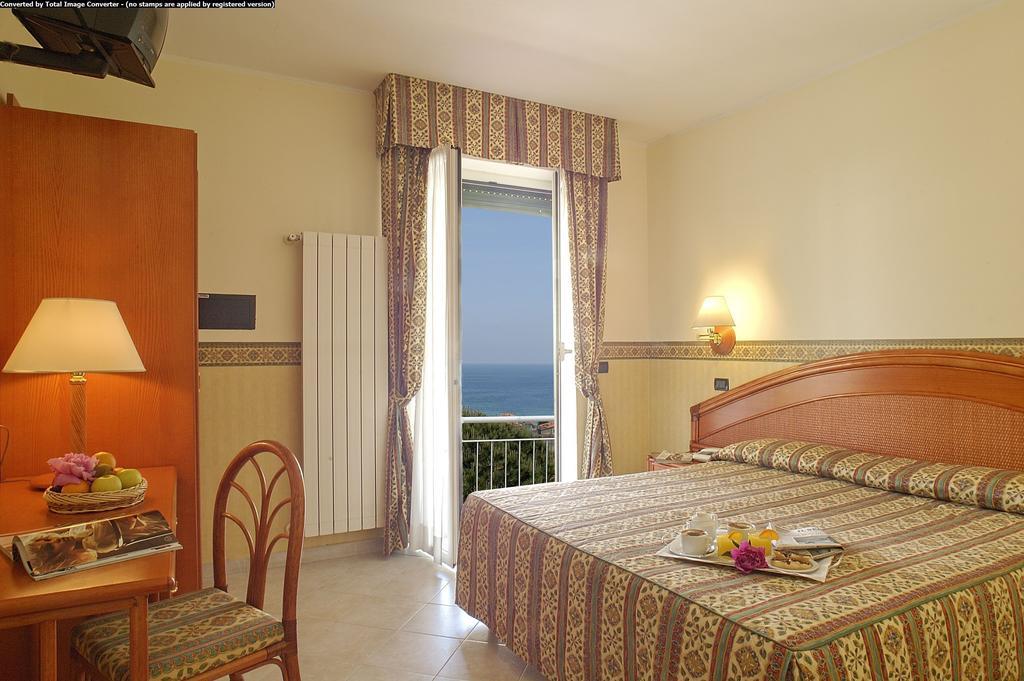 Hotel Casella Pietra Ligure Pokoj fotografie